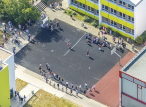 Aerial photo, school Am Gelben Morgen, pupils in the schoolyard, pandemic fear, corona virus,