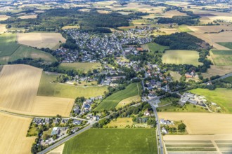 Aerial view, view of Halingen, farm, Osterfeldstraße, Menden, Sauerland, Märkischer Kreis, North