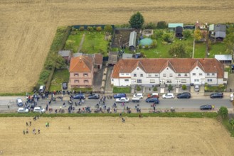 Aerial photo, thousands of spectators watched with great interest as the Gersteinwerk chimney was