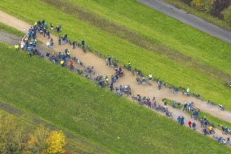 Aerial photo, thousands of spectators watched with great interest as the Gersteinwerk chimney was