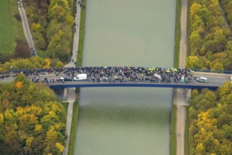 Aerial photo, thousands of spectators watched with great interest as the Gersteinwerk chimney was
