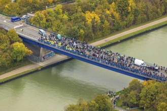 Aerial photo, thousands of spectators watched with great interest as the Gersteinwerk chimney was