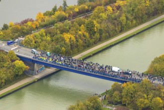 Aerial photo, thousands of spectators watched with great interest as the Gersteinwerk chimney was
