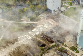 Aerial photo, thousands of spectators watched with great interest as the Gersteinwerk chimney was