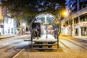 Estação tubo de ônibus. Curitiba, Paraná, Brasil. / Tube bus stop. Curitiba, Parana, Brazil