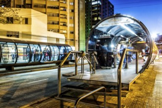 Estação tubo de ônibus. Curitiba, Paraná, Brasil. / Tube bus stop. Curitiba, Parana, Brazil
