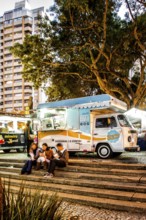 Feira de comida de rua na Praça da Ucrânia. Curitiba, Paraná, Brasil. / Food trucks at Ucrania
