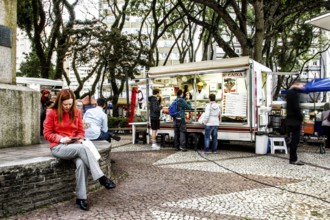 Feira de comida de rua na Praça da Ucrânia. Curitiba, Paraná, Brasil. / Food trucks at Ucrania