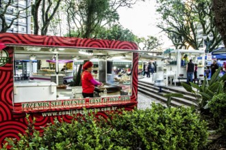 Feira de comida de rua na Praça da Ucrânia. Curitiba, Paraná, Brasil. / Food trucks at Ucrania