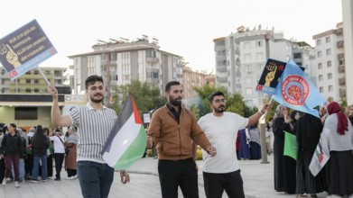Gaziantep, Türkiye – October 11, 2025: Children and women wearing keffiyehs and carrying