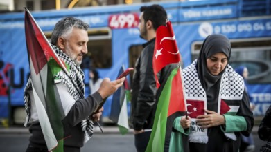 Gaziantep, Türkiye – October 11, 2025: Children and women wearing keffiyehs and carrying