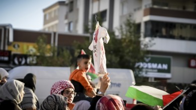 Gaziantep, Türkiye – October 11, 2025: Children and women wearing keffiyehs and carrying