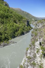 Sunny scenery at the Kawarau River at the South Island in New Zealand