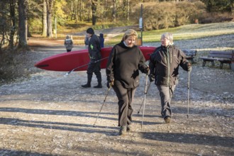 DEU Germany Germany Berlin A stand-up paddler behind two Nordic walkers at Krumme Lanke