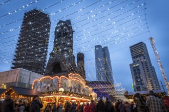 DEU Germany Germany Berlin Scene at the Christmas market at the Gedächniskirche in