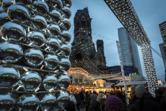 DEU Germany Germany Berlin Scene at the Christmas market at the Gedächniskirche in