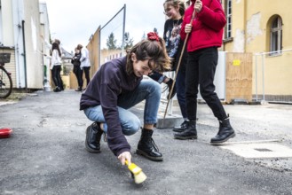 DEU Germany Germany Berlin Pupils at Fichtenberg secondary school in Steglitz beautify their school