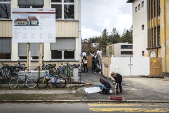 DEU Germany Germany Berlin Pupils at Fichtenberg secondary school in Steglitz beautify their school