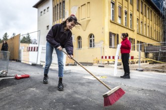 DEU Germany Germany Berlin Pupils at Fichtenberg secondary school in Steglitz beautify their school