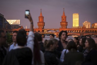 DEU Germany Germany Berlin Sunset on the terrace of the Fluxbau with the Oberbaum Bridge in the