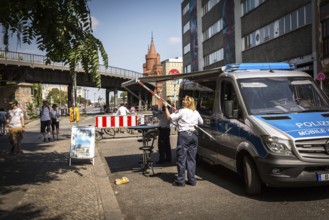 DEU Germany Germany Berlin Police officers set up a mobile stand near the Oberbaum Bridge in