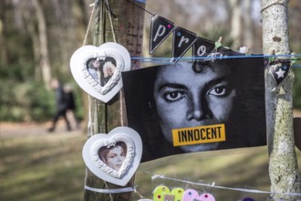 DEU Germany Germany Berlin A tree with fan mail to Michael Jackson has been erected in the