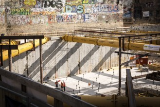 DEU Germany Germany Berlin Workers on the construction site of the Tacheles in Mitte