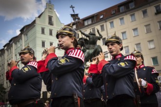 DEU Germany Germany Berlin A marching band with traditional uniforms marches through the Nikolai