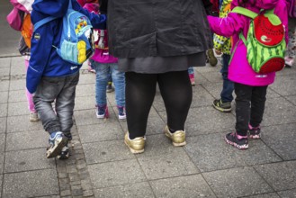 DEU Germany Germany Berlin A kindergarten teacher waits with children at a traffic light