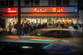 DEU Germany Germany Berlin Celebration at the Paris Bar in Kantstraße