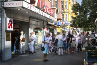 DEU Germany Germany Berlin Queue in front of a pharmacy in the city centre of Berlin-Spandau