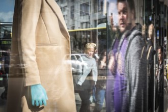DEU Germany Germany Berlin Passers-by play in the shop window of the Primark shop on Kudamm