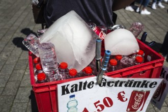 DEU Germany Germany Berlin A drinks vendor on Pariser Platz cools his bottles with blocks of ice