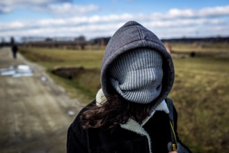 POL Poland Auschwitz Scenes at the Holocaust Memorial .A woman covers her faces dü to cold winds.