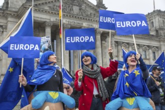 DEU Germany Germany Berlin Demonstration for a strong Europe by Puls of Eirope in front of the