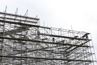 DEU Germany Germany Berlin Dismantling scaffolding at Potsdamer Platz. The Beisheim Centre in the