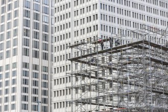 DEU Germany Germany Berlin Dismantling scaffolding at Potsdamer Platz. The Beisheim Centre in the