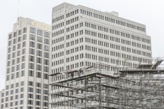 DEU Germany Germany Berlin Dismantling scaffolding at Potsdamer Platz. The Beisheim Centre in the