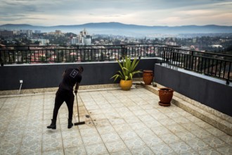RWA RWANDA RUANDA Kigali A worker on the terrace of Panorama Bar Ivy