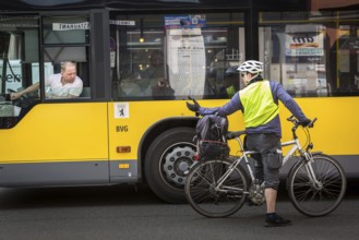 DEU Germany Germany Berlin A cyclist discusses with a bus driver on Bergmannstraße
