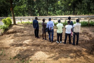 RWA RWANDA RUANDA Kigali residents wait for the arrival of celebrities near the Genocide Memorial