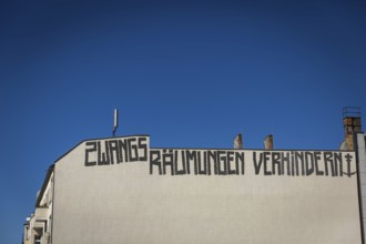 DEU Germany Germany Berlin Graffiti against forced evictions on a firewall on Bornholmer Strasse