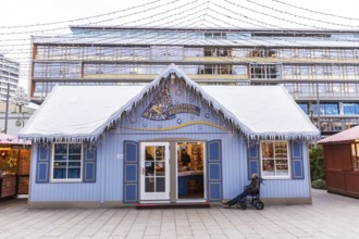 DEU Germany Germany Berlin A disabled person waits in front of a stall at the Christmas market on
