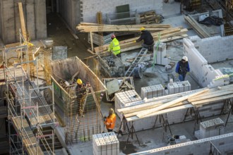 DEU Germany Germany Berlin Workers on a construction site from a bird's eye view