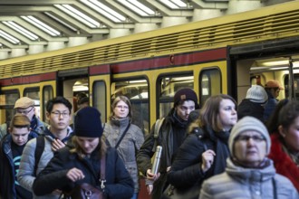 DEU Germany Germany Berlin Scenes in and around the S-Bahn.people leaving a train at Gesundbrunnen