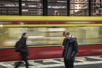DEU Germany Germany Berlin Scenes in and around the S-Bahn: Arrival of a train at Zoo station