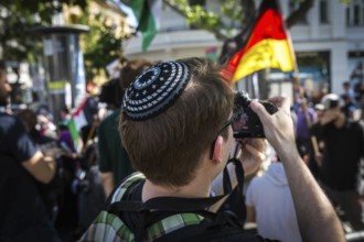 DEU Germany Germany Berlin Al Kuds march on Kudamm Press photographer with kippa