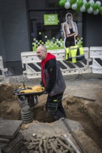 DEU Germany Germany Berlin Construction workers in front of a Fit Box gym in Wilmersdorf