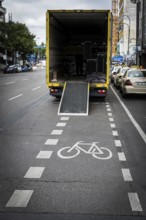 DEU Germany Germany Berlin Scene with cyclists in the capital: A lorry stands in the cycle lane on