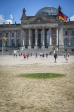 DEU Germany Germany Berlin Tourists in front of the Reichstag, where the drought has destroyed the